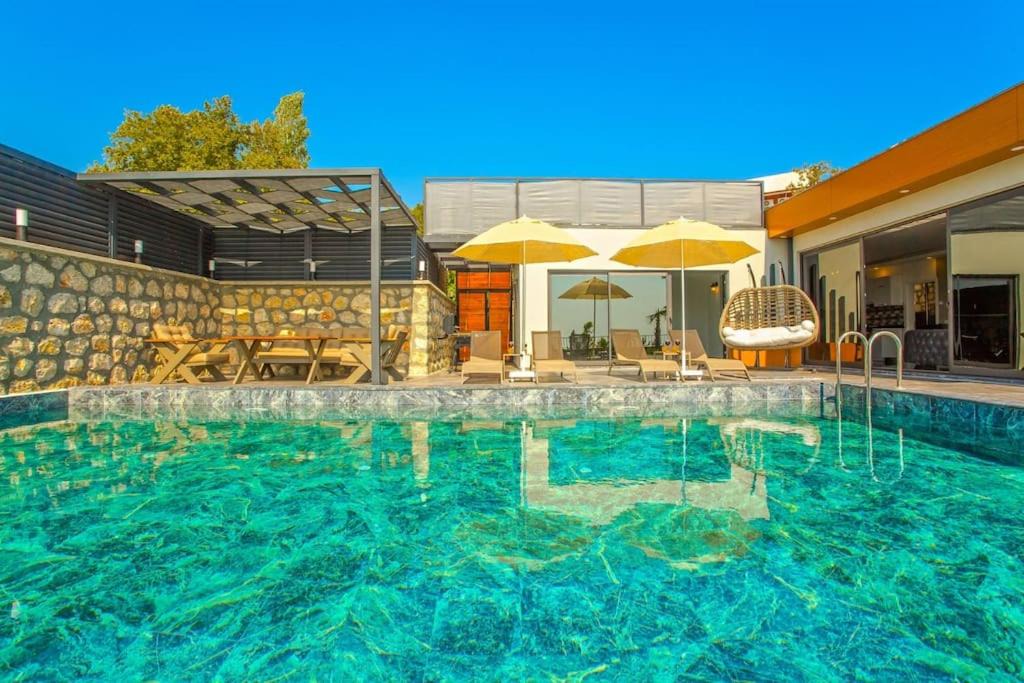 Uzumlu Villa | 2+1 Jakuzili - Iç ve Dış Havuzlu - Korunaklı Villa