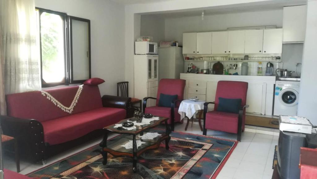 Aliaga Apartment | Bahçeli deniz kenarında daire
