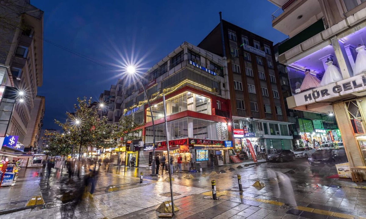 Sirinevler Mahallesi House | Blue Suit