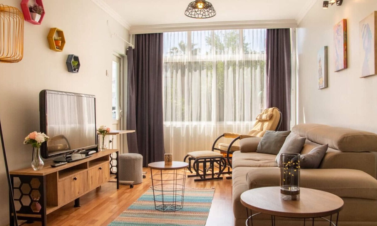 Karsiyaka Apartment | City Center Flat with View in Karsiyaka