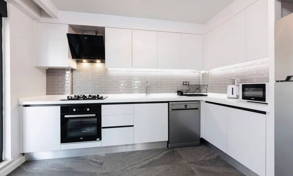 Guzeloba Mahallesi House | Close to the Sea, Luxury Triblex Villa with Heated Pool