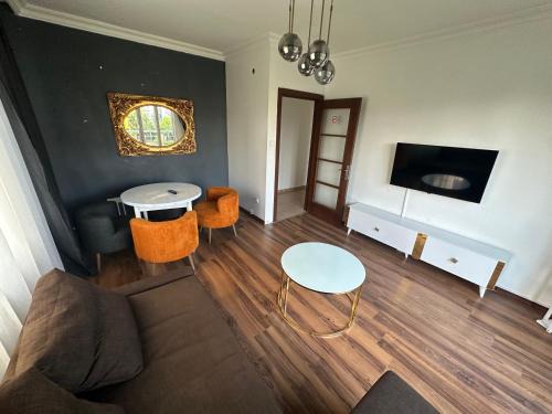 Pendik Apartment | Havuz, Doğa, Balkon