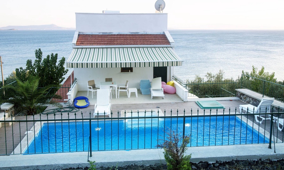 Candarli House | House with pool by the sea