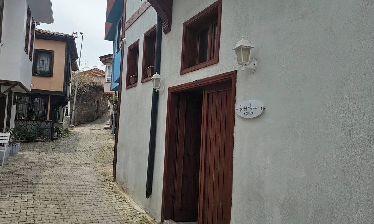 Zeytinbagi House | Lovely 3-bedroom townhome with AC in soothing Zeytinbağı