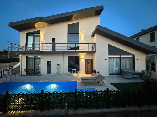 Foca House | Mila Villa Foçaköy Tuzlu Su Havuzlu Müstakil Villa