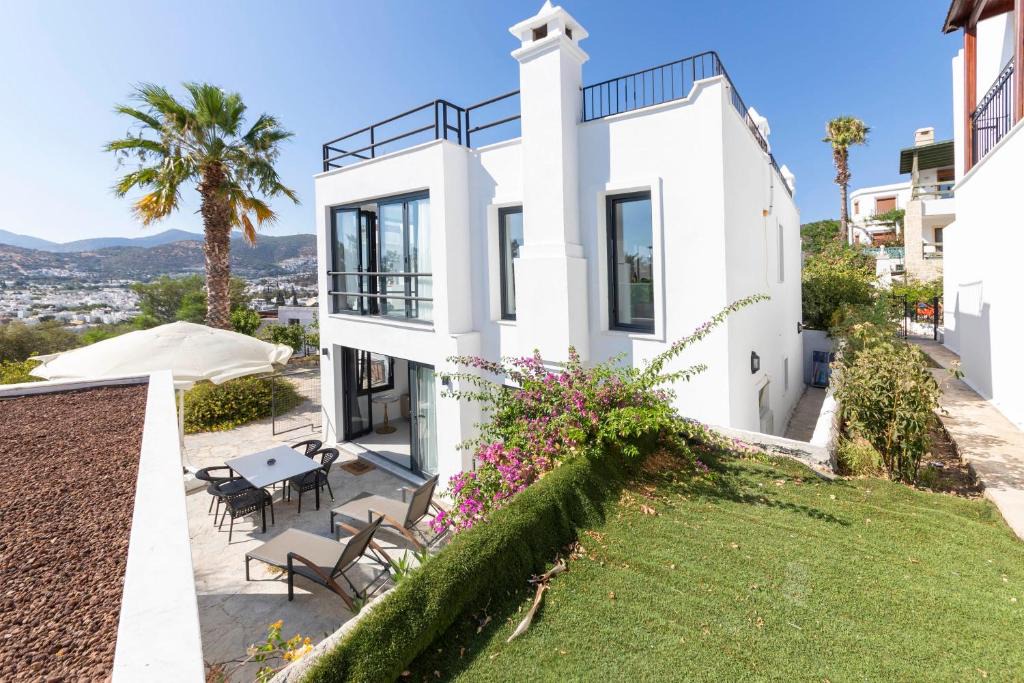 Bodrum City Center Villa | Modern Villa with Garden and Terrace near Beach in the Heart of Bodrum