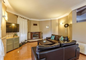 Charming Villa with Pool and Garden in Gebze