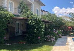 Charming Villa with Private Pool and Garden in Gebze