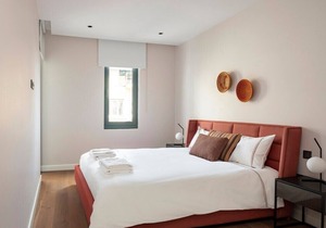 This apartment is a 2 bedroom(s), 2 bathrooms, located in Beyoğlu, İstanbul.