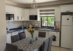 Villa Sari Lale - Short walk to town, large private pool, Sleeps 10 in Andifli