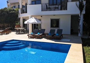 Villa Sari Lale - Short walk to town, large private pool, Sleeps 10 in Andifli
