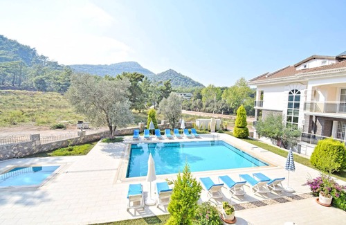 Hisaronu Apartment | Centrally located 3 bedroom 3 bathroom apartment with FREE WIFI