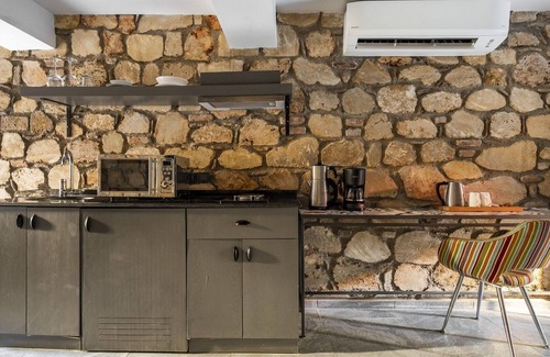 Kaleici Apartment | Studio Flat with Garden near Hadrians Gate
