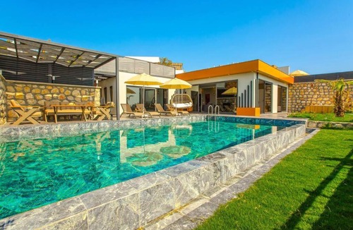 Uzumlu Villa | 2+1 Jakuzili - Iç ve Dış Havuzlu - Korunaklı Villa