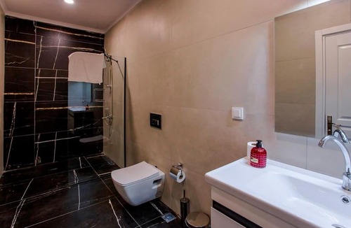 Uzumlu Villa | 2+1 Jakuzili - Iç ve Dış Havuzlu - Korunaklı Villa