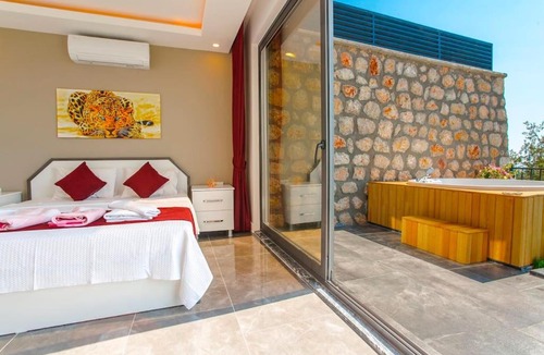 Uzumlu Villa | 2+1 Jakuzili - Iç ve Dış Havuzlu - Korunaklı Villa