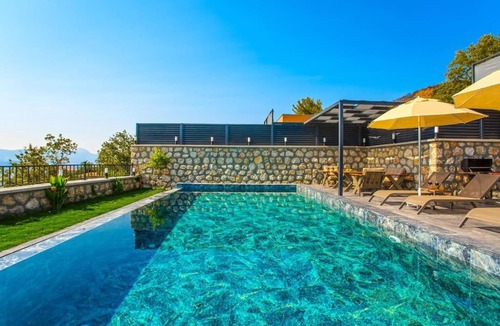 Uzumlu Villa | 2+1 Jakuzili - Iç ve Dış Havuzlu - Korunaklı Villa