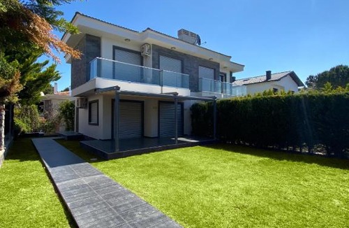 Altınyunus Mahallesi Villa | 3- Bedroom Villa with Large Garden 600m to Beach