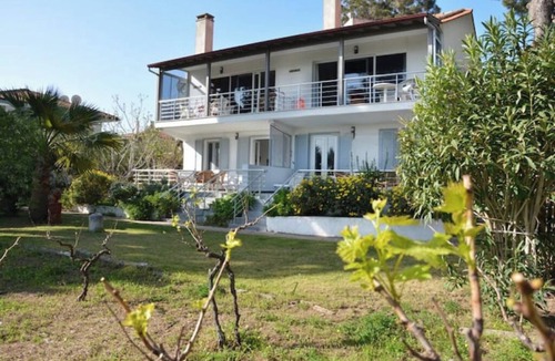 Mithatpasa Apartment | Apartment with garden directly on the beach D.3nn