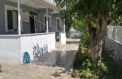 Aliaga Apartment | Bahçeli deniz kenarında daire