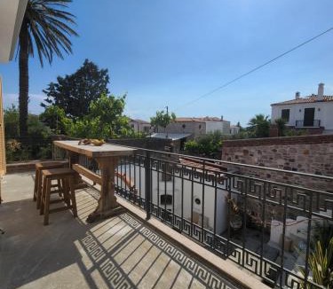 Ayvalik House | Balkonaki