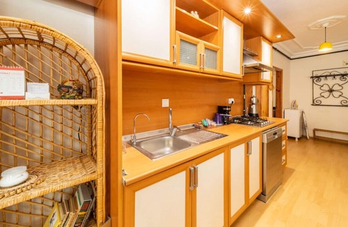 Eski Lara Apartment | Central Flat near Shore in Muratpasa with Terrace