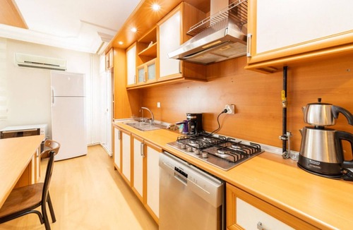 Eski Lara Apartment | Central Flat near Shore in Muratpasa with Terrace