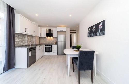 Eski Lara Apartment | Central Flat with Balcony in Muratpasa