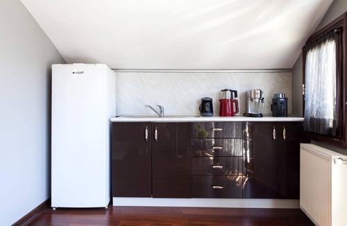 Yenikoy Mahallesi Apartment | Charming Flat with a Lovely Terrace in Yenikoy