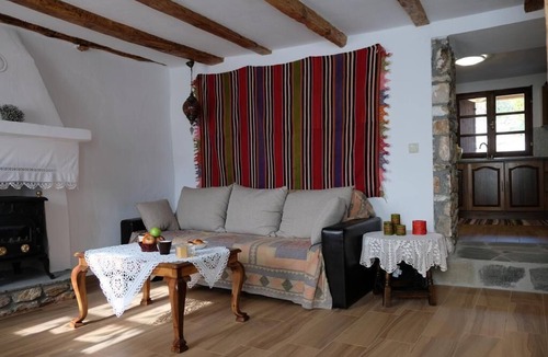 Bergama Cottage | Charming Greek Cottage 10 Min Walk to Acropol