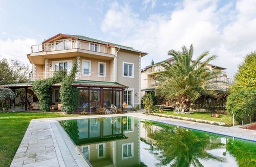 Mollafeneri Villa | Charming Villa with Pool and Garden in Gebze