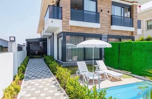 Guzeloba Mahallesi House | Close to the Sea, Luxury Triblex Villa with Heated Pool