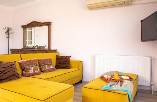 Guzelbahce Apartment | Colorful Apartment with Sea View near Sea in Guzelbahce Izmir
