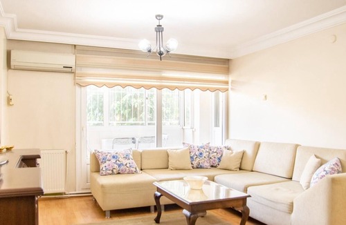 Bayraklı Apartment | Colorful Flat with Balcony in Bayrakli
