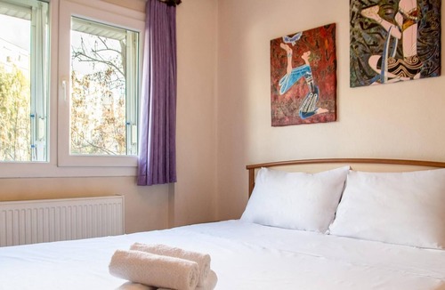 Bayraklı Apartment | Colorful Flat with Balcony in Bayrakli