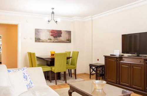 Bayraklı Apartment | Colorful Flat with Balcony in Bayrakli