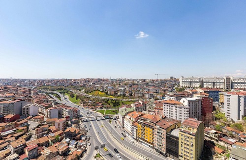 Bomonti Apartment | Cozy Flat with City View and Balcony in Sisli