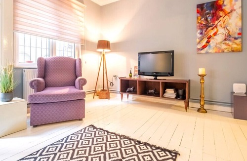 Pera Apartment | Delightful Flat Close to Galata 2 mins to Metro