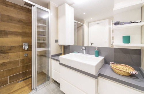 Liman Mahallesi Apartment | Delightful Flat with Shared Pool in Konyaalti