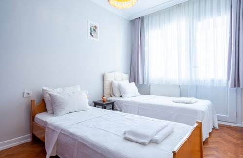 Bornova Apartment | Flat w Balcony 10 min to Forum Bornova and Metro