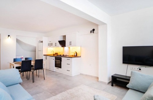 Hisaronu Apartment | Flat w Shared Pool and Balcony 10 min to Oludeniz