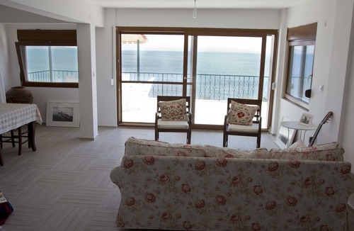Candarli House | House with pool by the sea