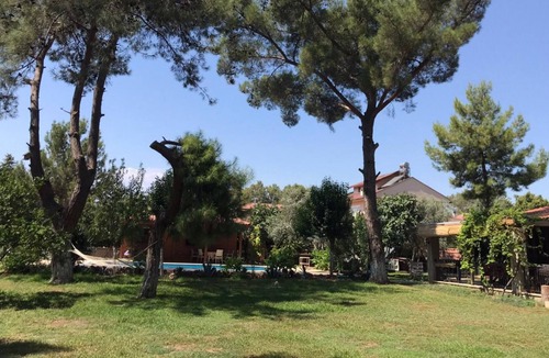 Duaci House | Lovely Summer House with Shared Pool in Kepez