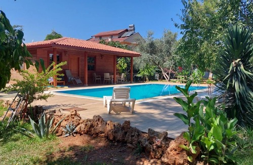 Duaci House | Lovely Summer House with Shared Pool in Kepez