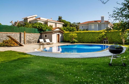 Altınyunus Mahallesi Villa | Lux Villa w Pool Garden 3 min to Sea in Cesme