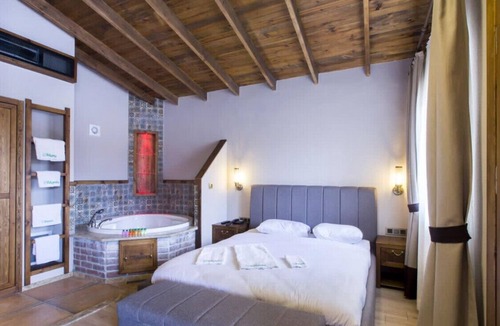 Orhangazi House | Luxurious Suits Surrounded by Nature with Jacuzzi & Shared Pool in Bursa