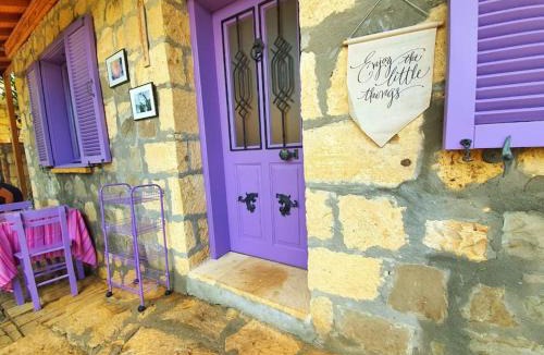 Kucukkuyu Villa | Mor Panjurlu Bohem Tasarım Ev - Kazdağları & Deniz