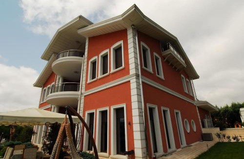 Silivri Villa | Silivri Gazitepe'de 3 katlı, havuzlu lüks villa