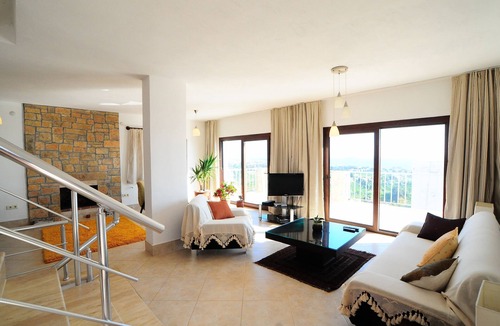 Kadıkale House | Spacious & Cosy Triplex House With a Private Pool