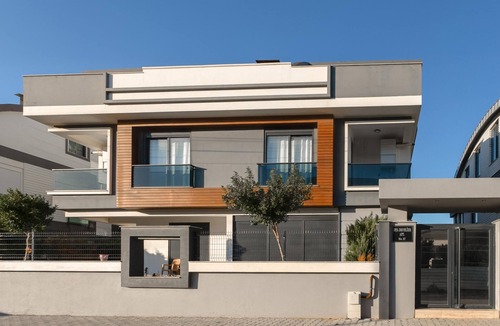 Lara Apartment | Stylish Flat w Balcony Near Lara Beach